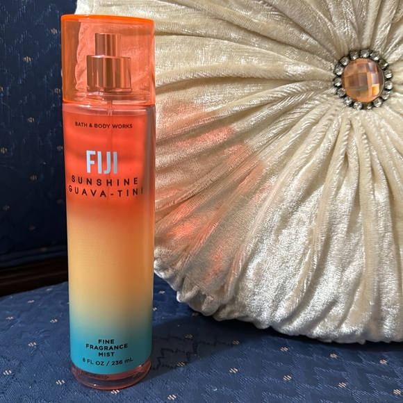 BATH & BODY WORKS SET. . . FIJI SUNSHINE GUAVA-TINI SCENT - Picture 3 of 4